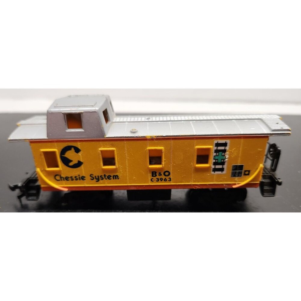Vtg Chessie System B&O Caboose C-3963 HO Scale Model Train Car missing wheels